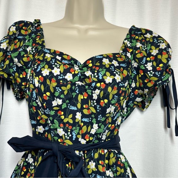 UNIQUE VINTAGE Size M / L 1950's Flare Dress Strawberry Floral Pinup Milkmaid - Picture 6 of 15